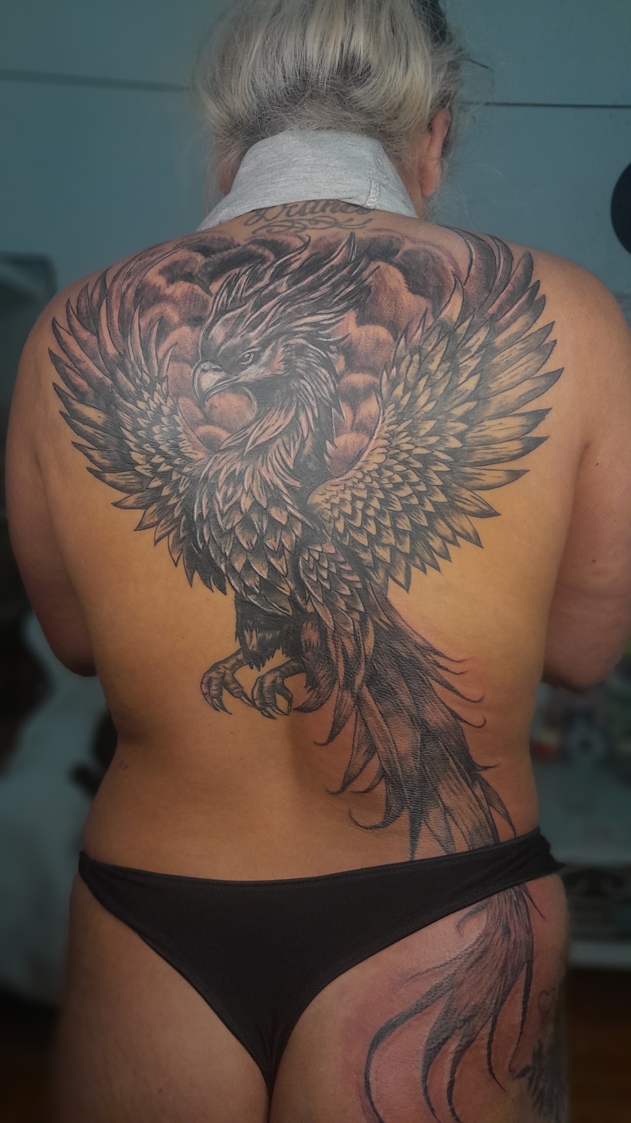 Tatuaje Black and Grey de un fénix en la espalda, realizado por Ares Tattoo en Ituzaingó